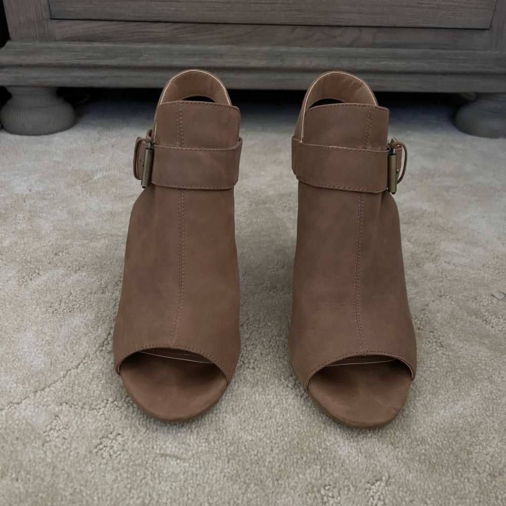TAHARI open toe sandal